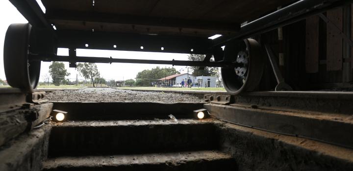 Vías férreas y parte de un tren Vías férreas y parte de un tren