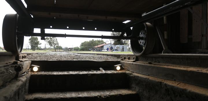 Vías férreas y parte de un tren