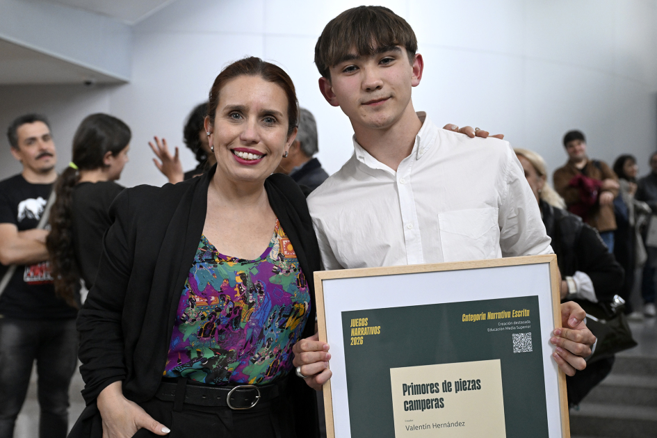Directora Nacional de Educación, María Eugenia Vidal, posando para la foto con un estudiante 
