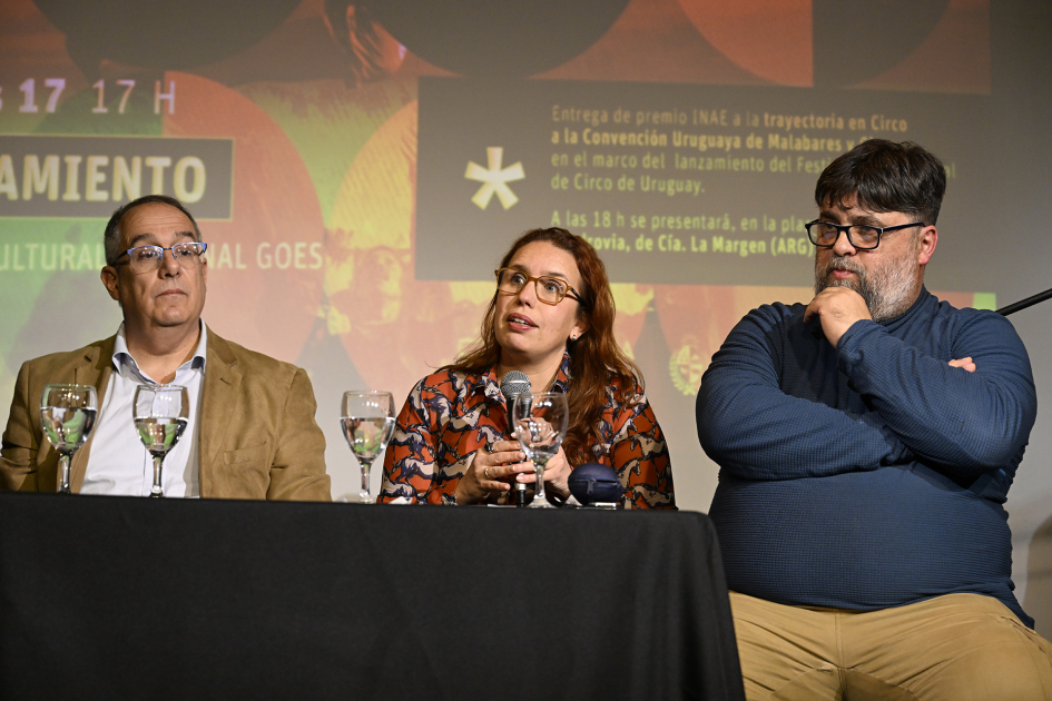 Directora Nacional de Cultura, Maru Vidal, acompañada de José Carlos Mahía y Gustavo Zidan 