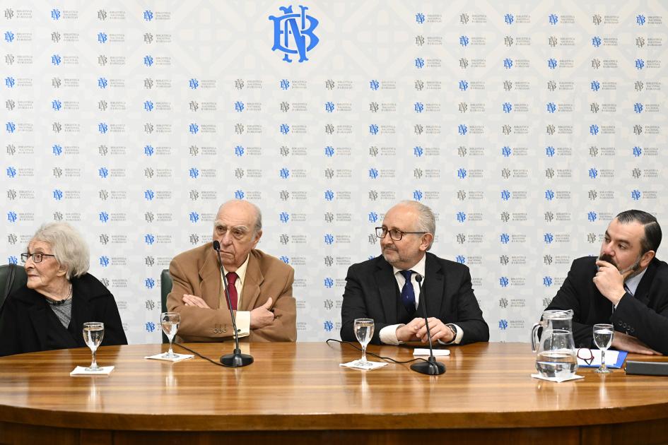 Ida Vitale, Julio María Sanguinetti, Pablo da Silveira y Gustavo Toledo en la mesa de conferencia.