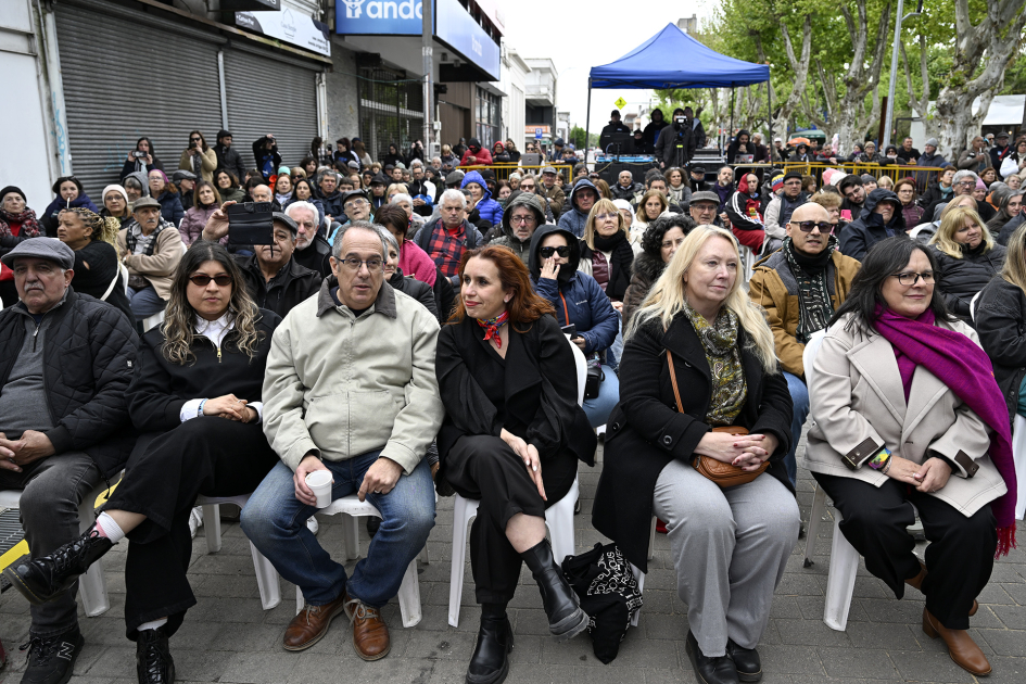 Ministro Mahía junto a autridades presentes en el homenaje a Julio Sosa