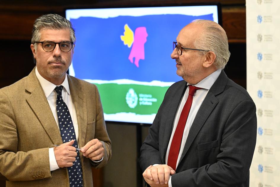 Valentín Trujillo y Pablo da Silveira durante la presentación del Día del Libro 2024.