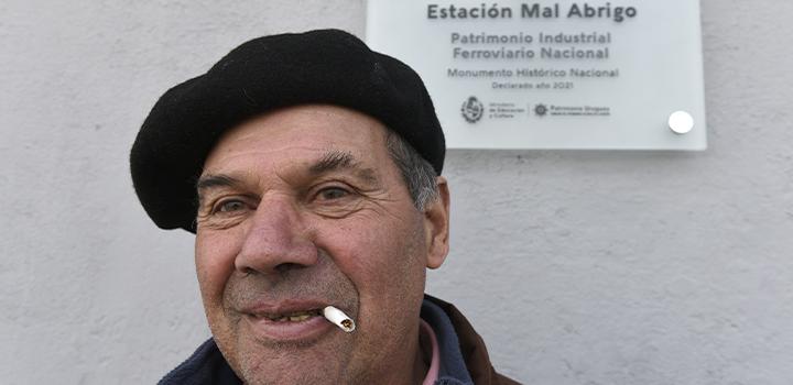 Poblador de Mal Abrigo con boina y un cigarrillo en la boca