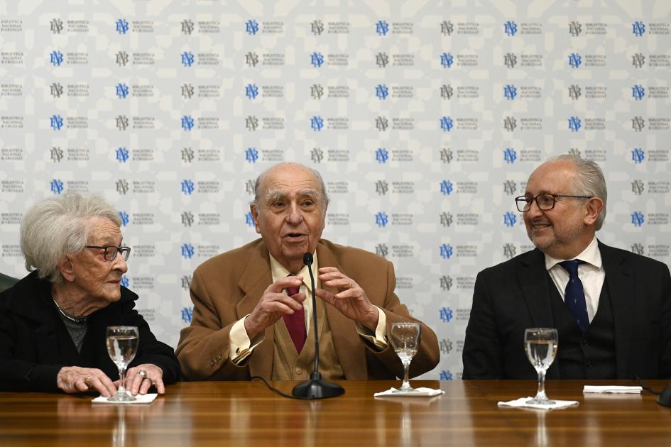 Ida Vitale, Julio María Sanguinetti y Pablo da Silveira durante el homenaje.