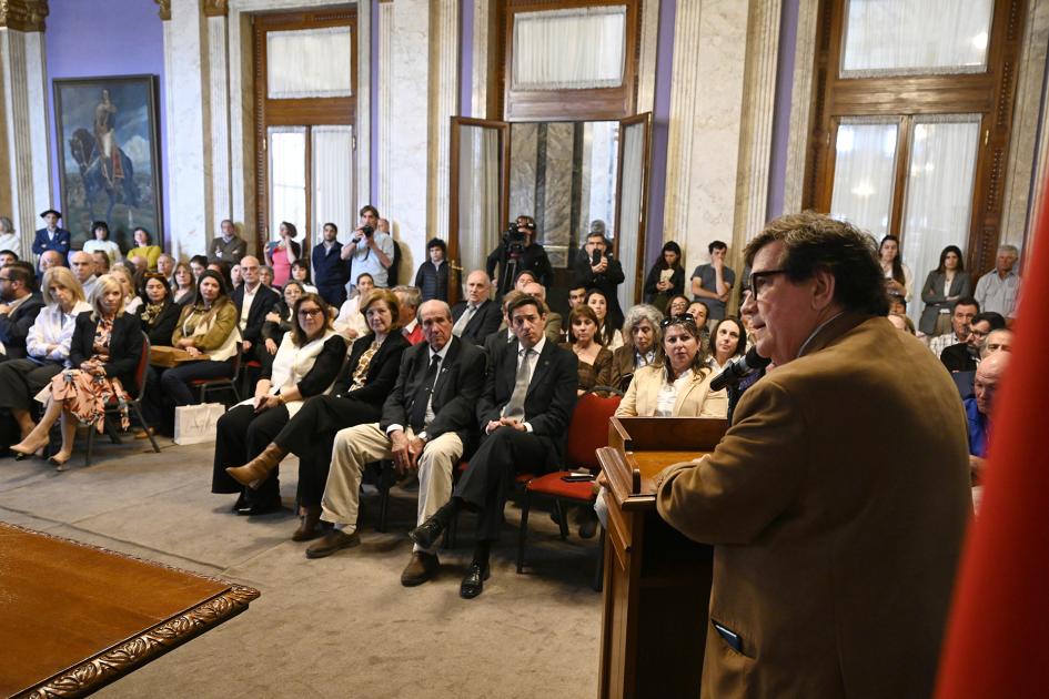 William Rey durante la declaración, frente al público.