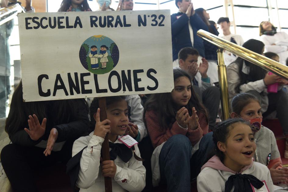 Niños con una pancarta que dice "Escuela Rural Nº32 de Canelones"