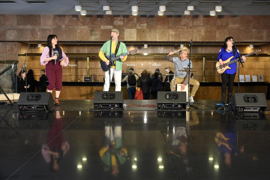 Banda conformada por cuatro personas tocando música en vivo con guitarra, bajo, batería y voz