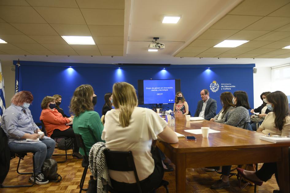 integrantes del Grupo de Género en Ciencia, Innovación y Tecnología reunidos