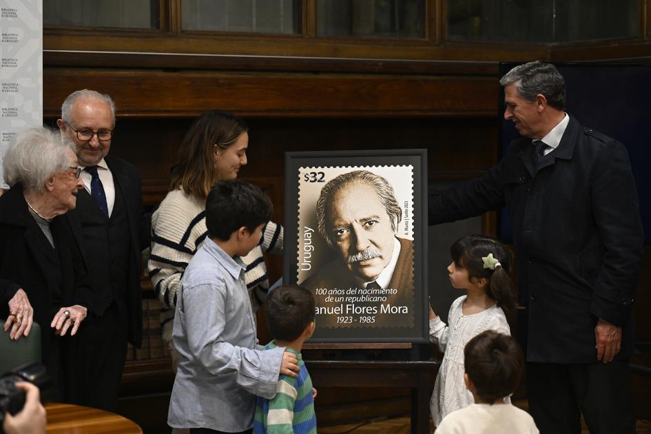 Bisnietos de Maneco descubren la gigantografía del sello conmemorativo del Correo Uruguayo.