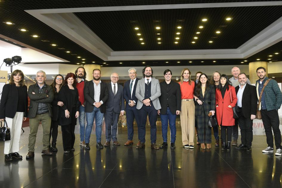 Diez personas en línea tomándose una foto
