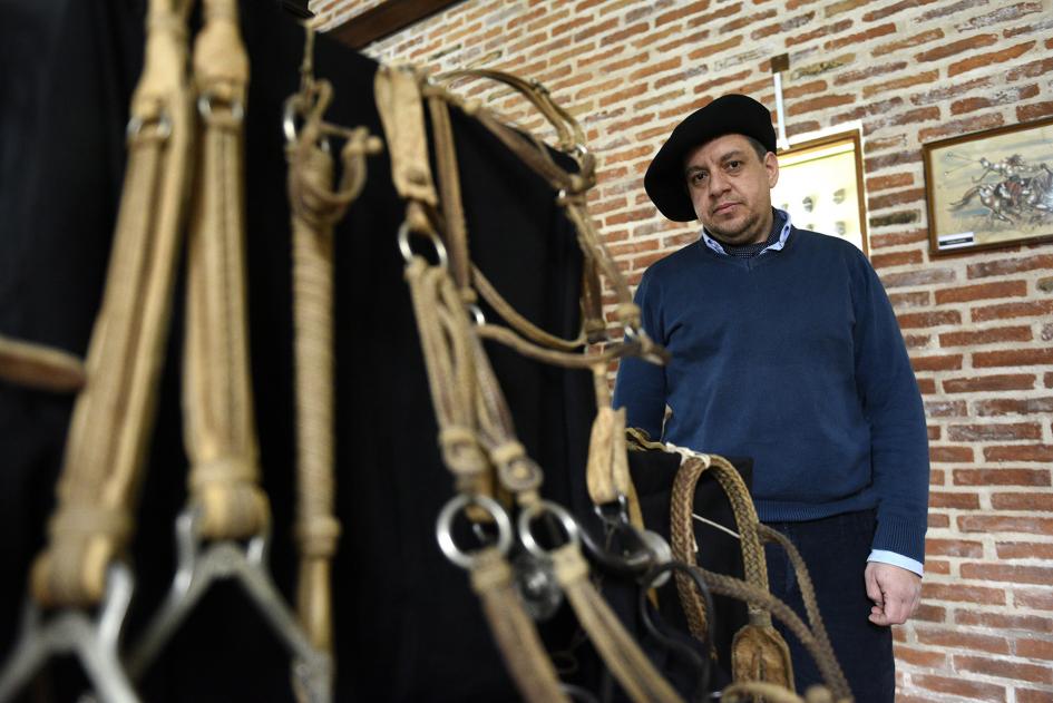 Persona parada al lado de los trabajos de guasquería.