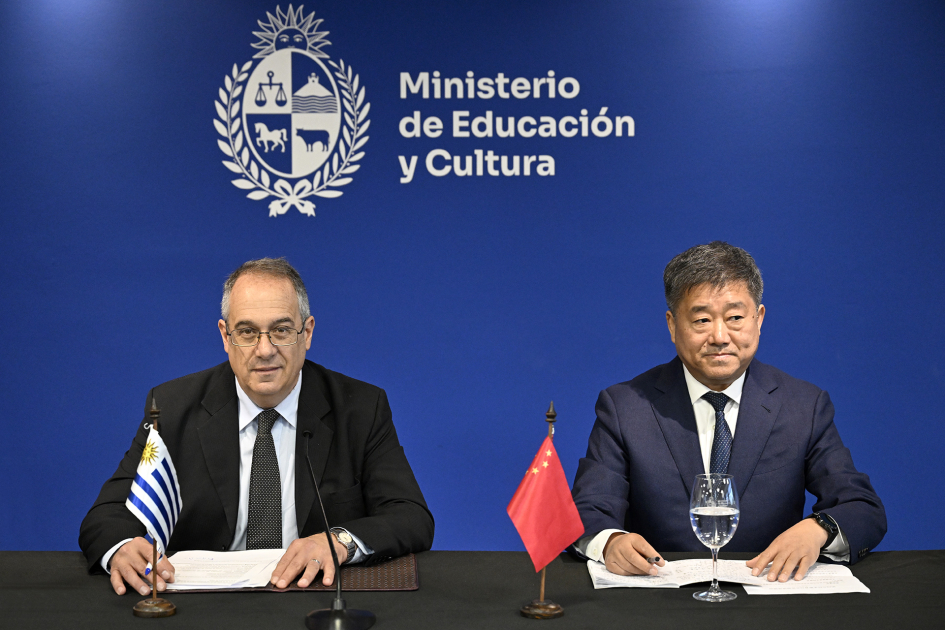 Ministro, José Carlos Mahía, junto al director del Departamento de Comunicación, WU Shizhen