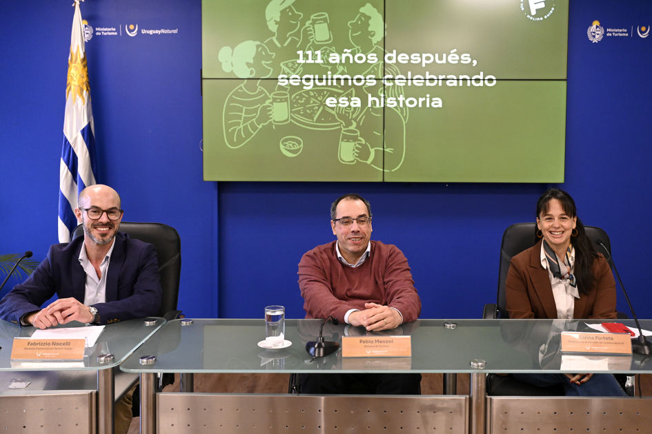 Autoridades en mesa