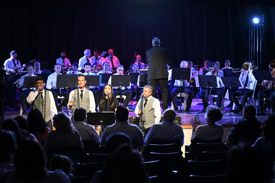 Banda musical en auditorio