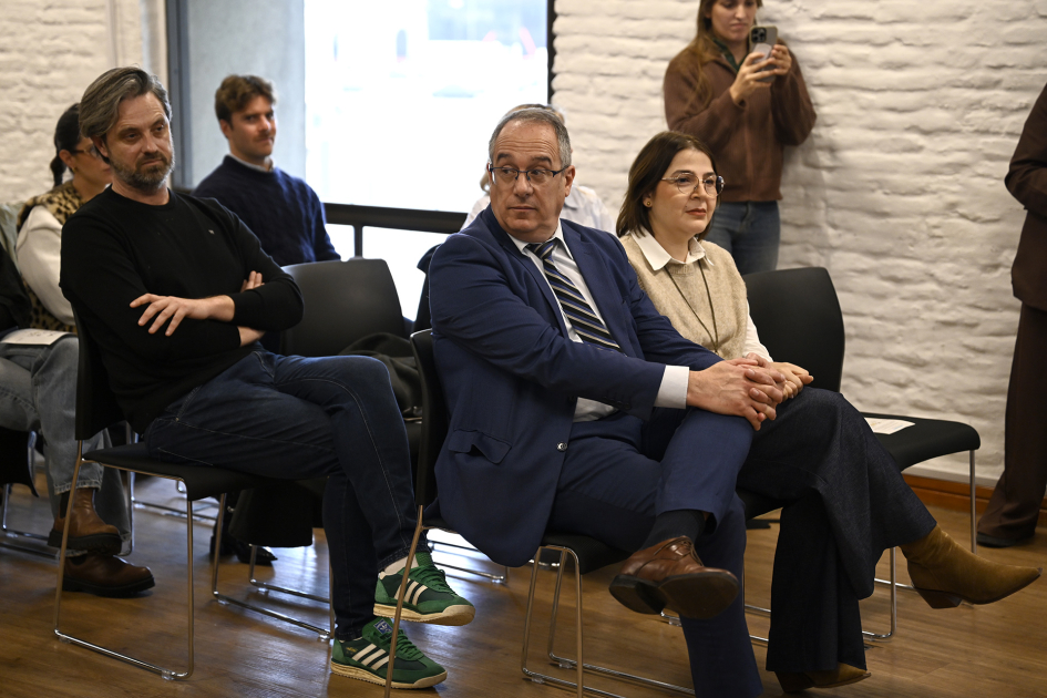 Autoridades escuchando la oratoria