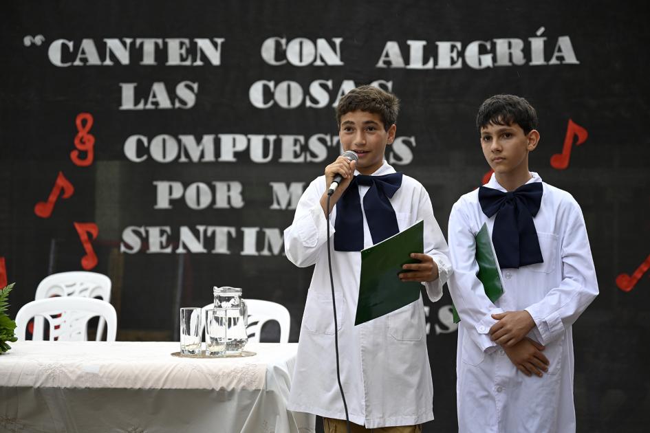 Alumnos oficiando de presentadores en la ceremonia.