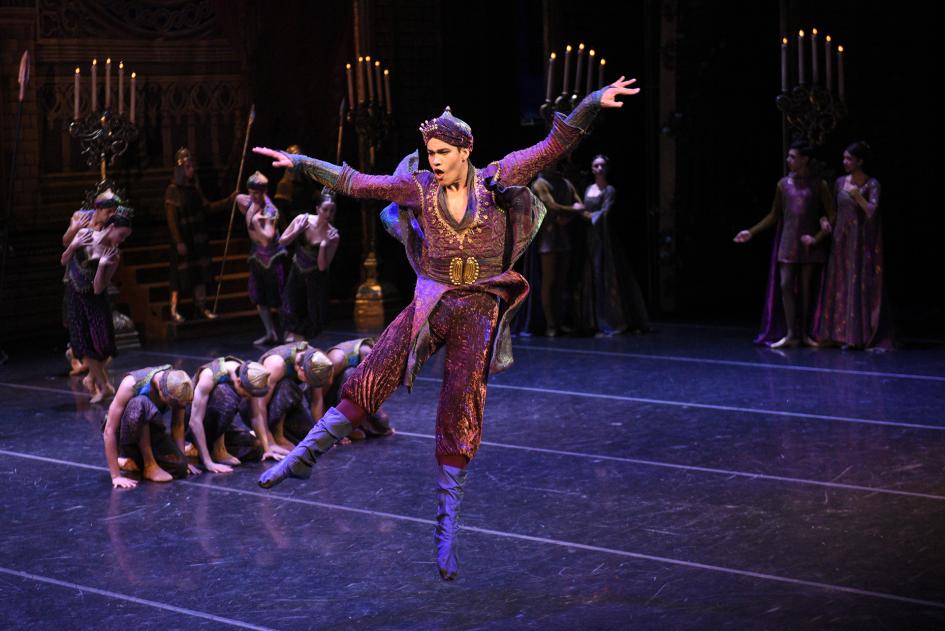 Personas perfomando un ballet