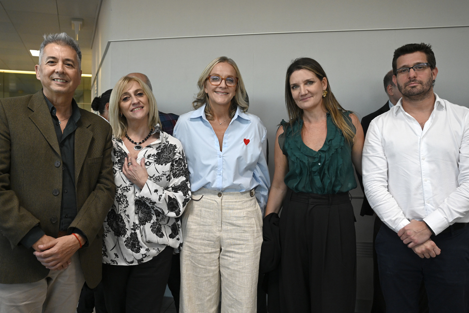 Autoridades posan para foto