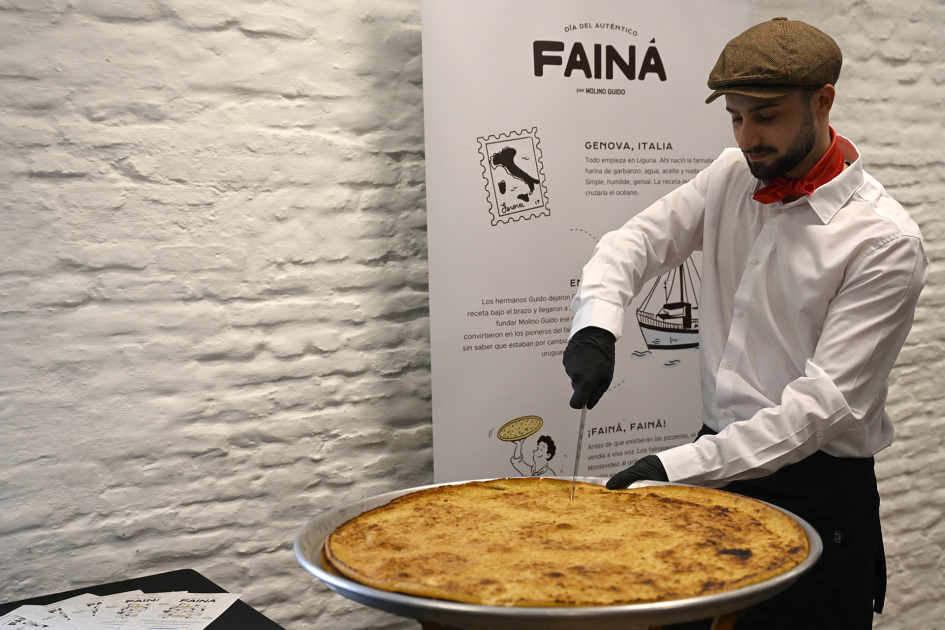 Persona cortando fainá