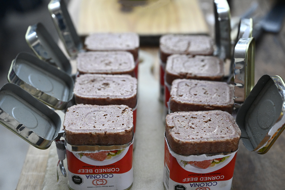 Latas de corned beef.