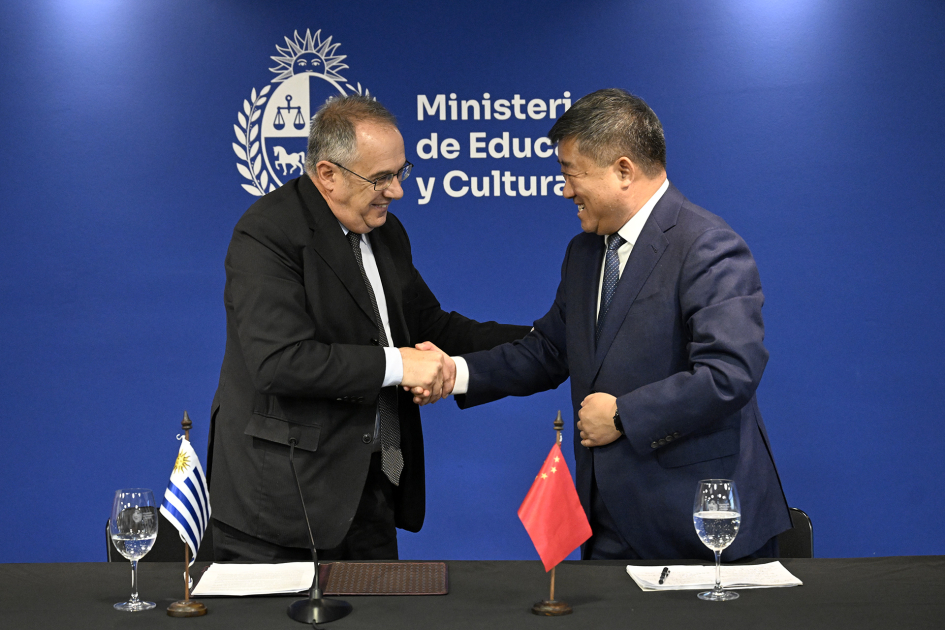 Ministro, José Carlos Mahía, junto al director del Departamento de Comunicación, WU Shizhen