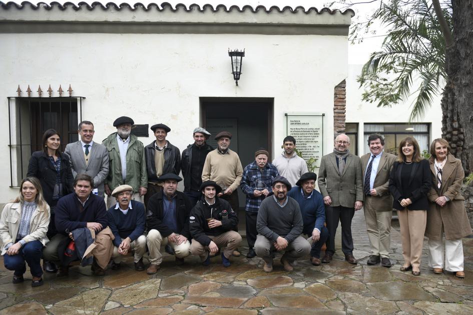 Grupo de personas paradas posando para la foto.