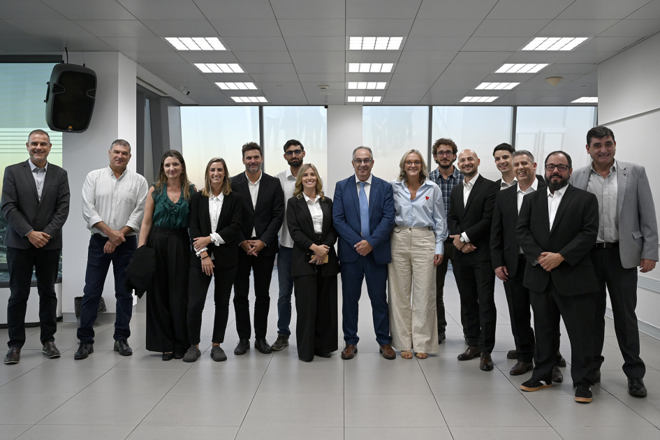 Periodistas y autoridades posan para foto