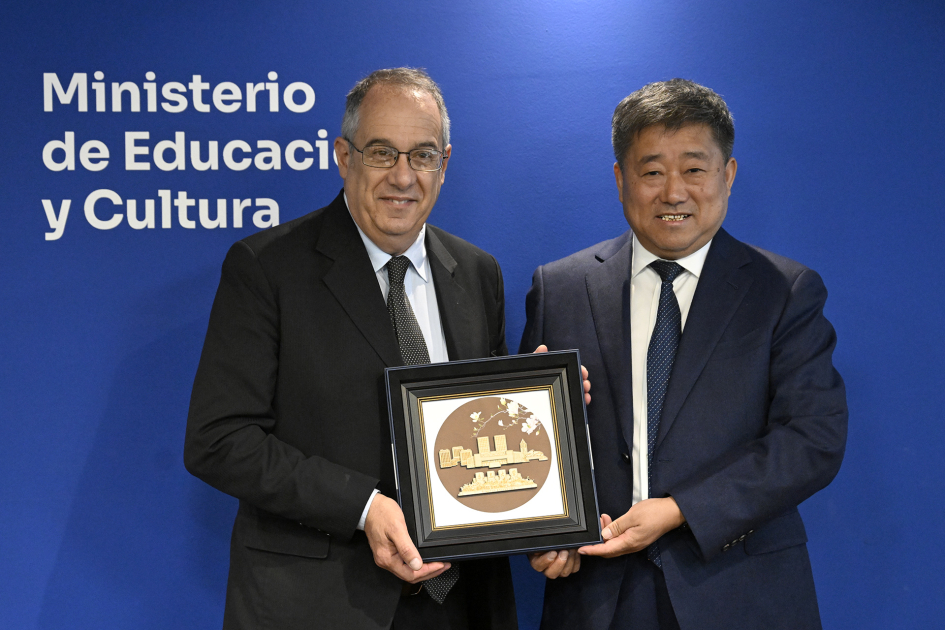 Ministro, José Carlos Mahía, junto al director del Departamento de Comunicación, WU Shizhen