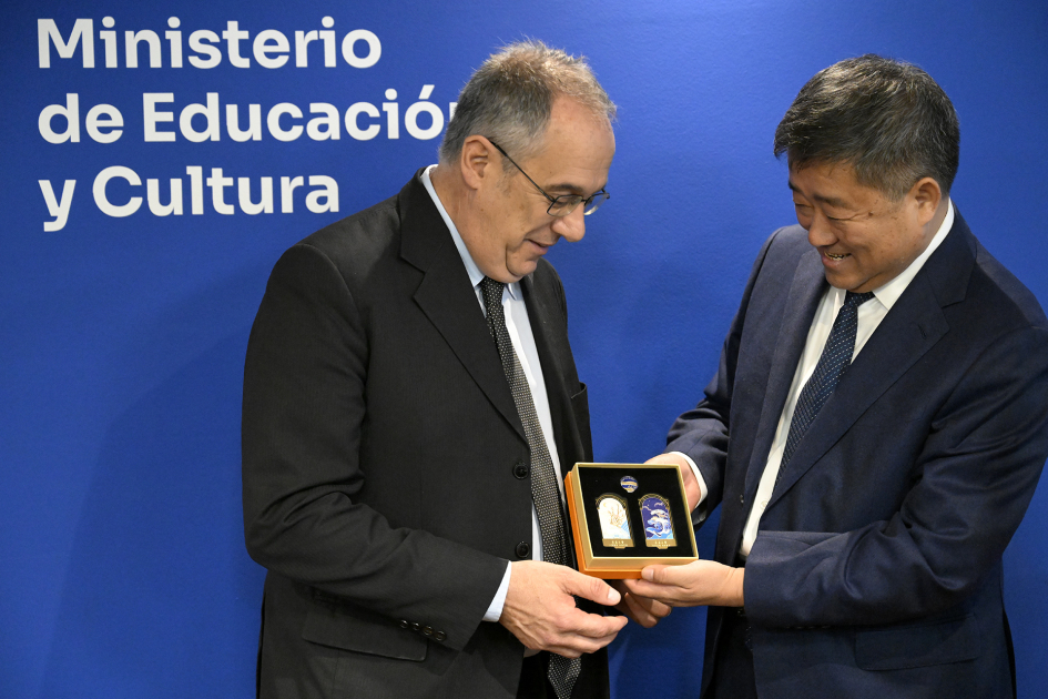 Ministro, José Carlos Mahía, junto al director del Departamento de Comunicación, WU Shizhen