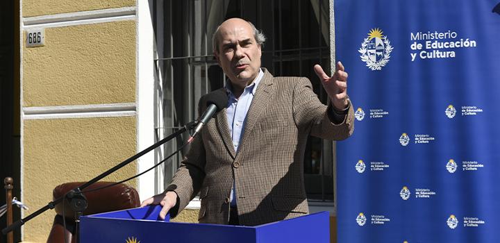 Presidente de Inau, Pablo Abdala dando su discurso