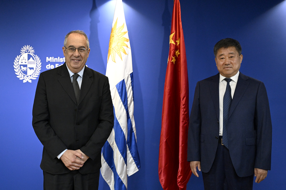 Ministro, José Carlos Mahía, junto al director del Departamento de Comunicación, WU Shizhen