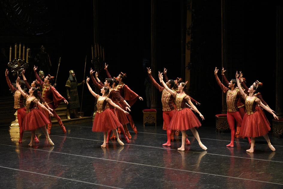 Personas perfomando un ballet