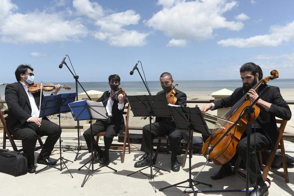 Músicos tocando los instrumentos