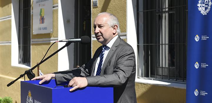 Ministro de Educación y Cultura, Pablo da Silveira dando su discurso