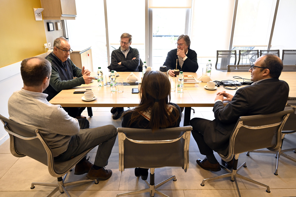 Autoridades en reunión