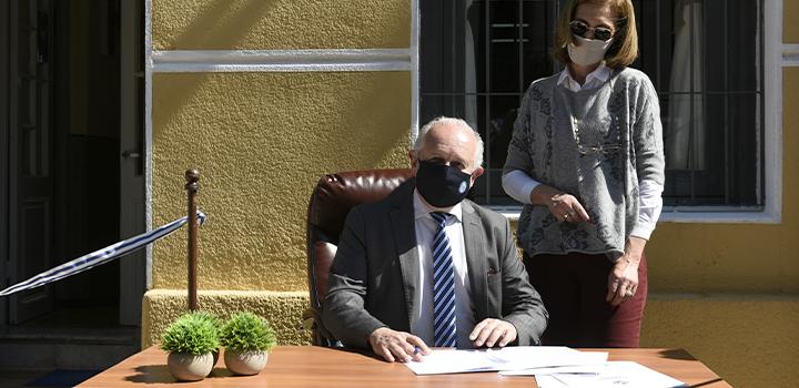Ministro de Educación y Cultura, Pablo da Silveira Ministro de Educación y Cultura, Pablo da Silveira, sentado, con papeles arriba de un escritorio