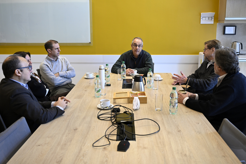 Autoridades en reunión