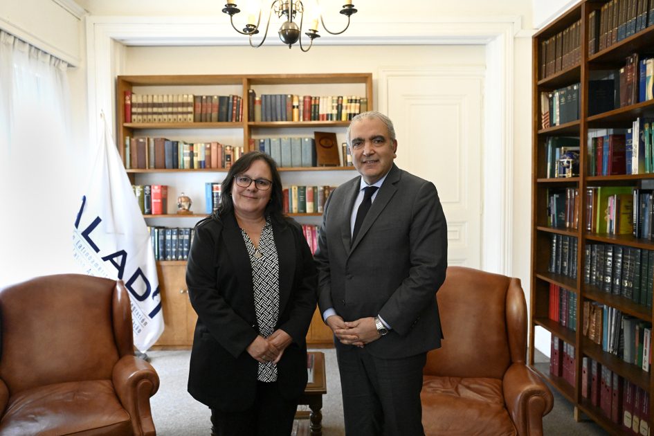 Personas posan para foto.