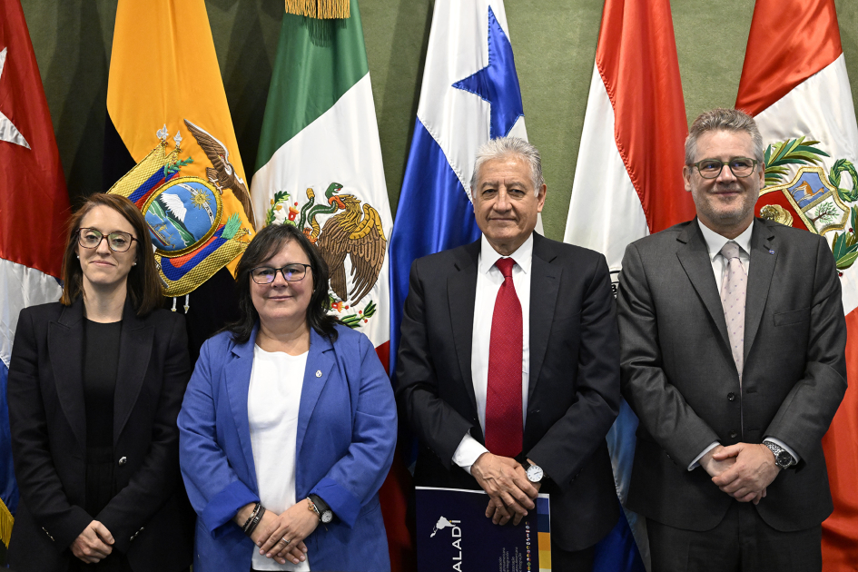Autoridades posan para foto