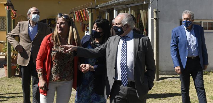 Ministro del MEC, Pablo da Silveira con más personas recorriendo Cecap Flores