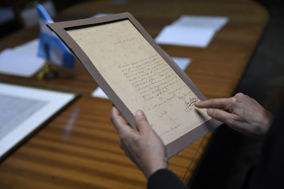 Uruguay recupera documentos históricos restituidos por Argentina en un acto de cooperación regional