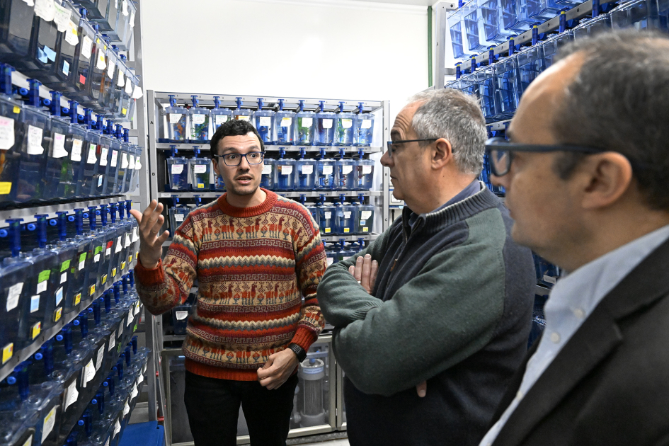 Científico explicando su trabajo a autoridades