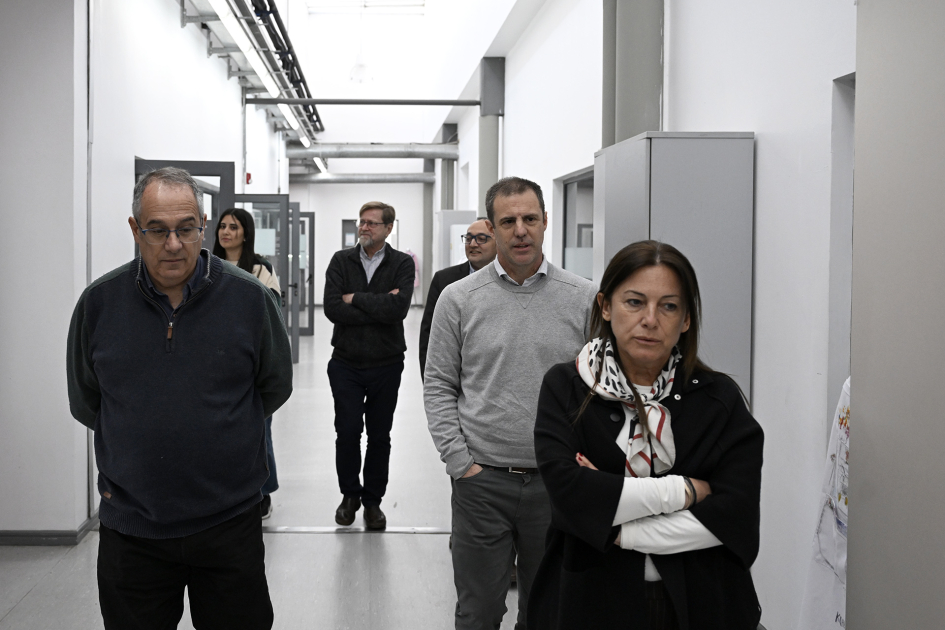 Personas caminando por un pasillo de la institución