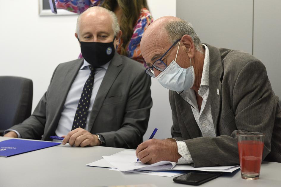 Consejero de UTEC, Rodolfo Silveira firmando