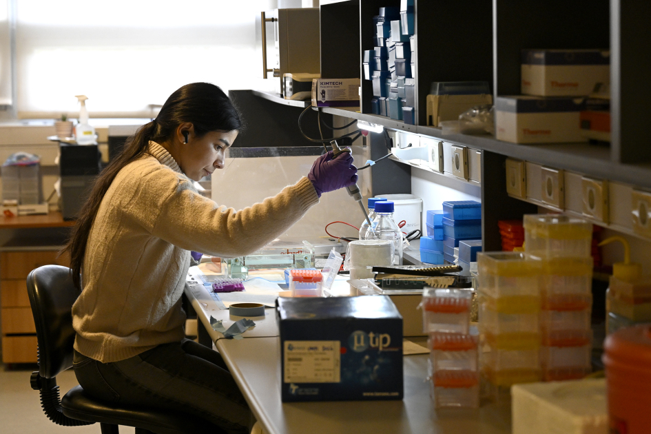Científica en laboratorio