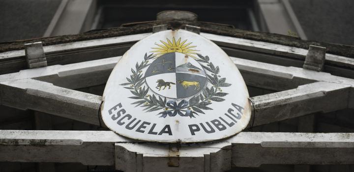 Cartel de Escuela pública Cartel de Escuela pública vista desde abajo
