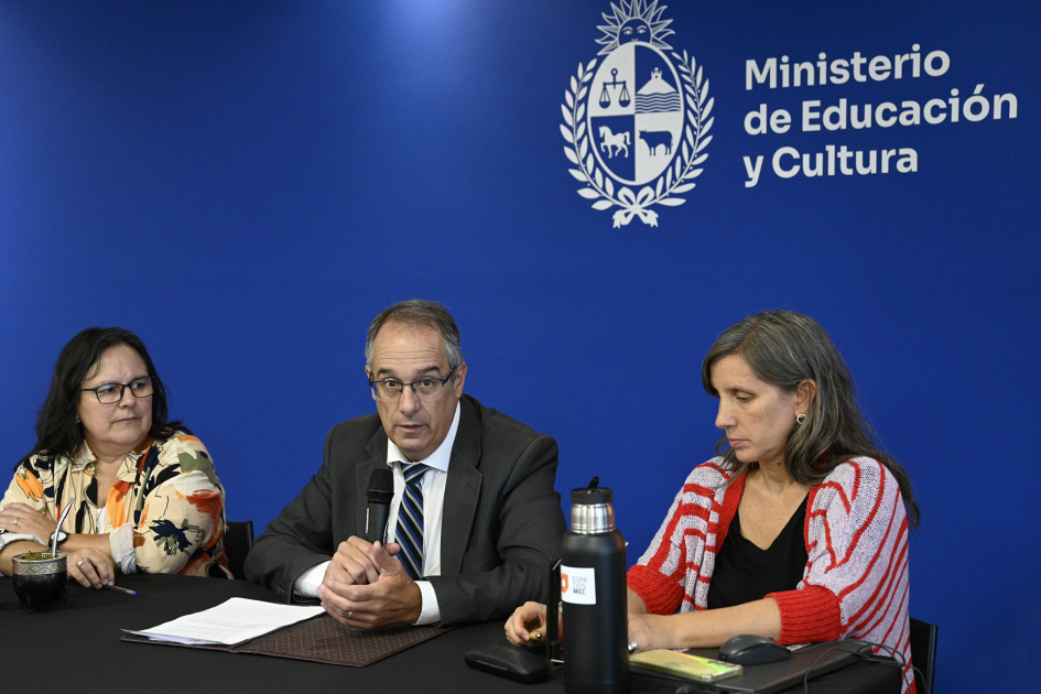 Autoridades en mesa de reunión