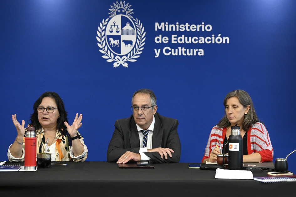 Autoridades en mesa de reunión