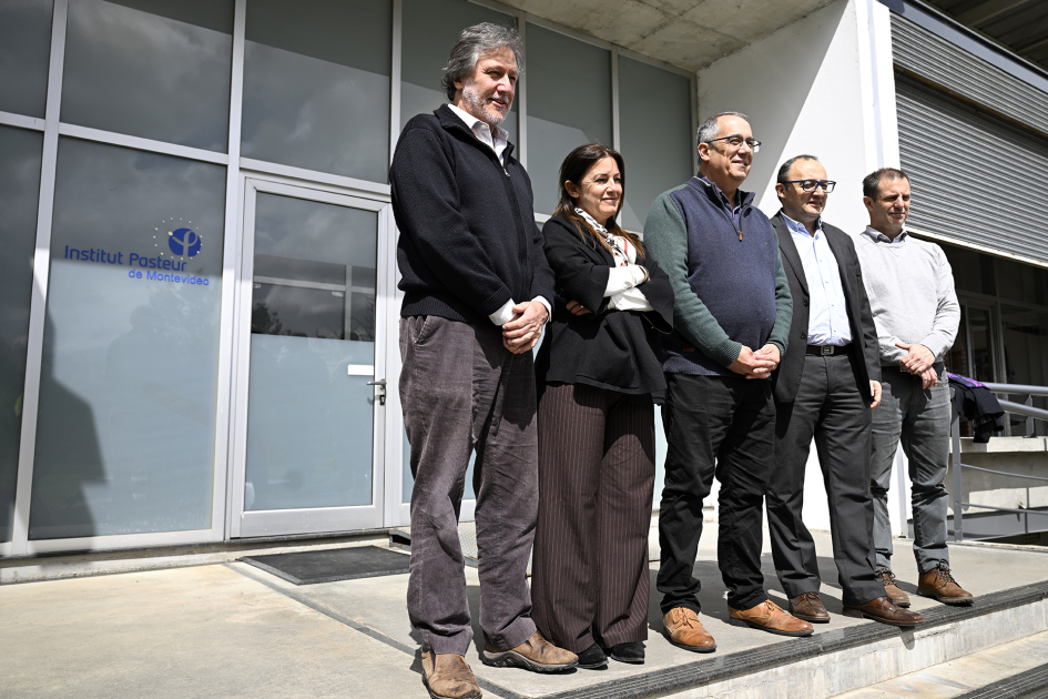 Otro plano de las autoridades en la puerta del Institut Pasteur